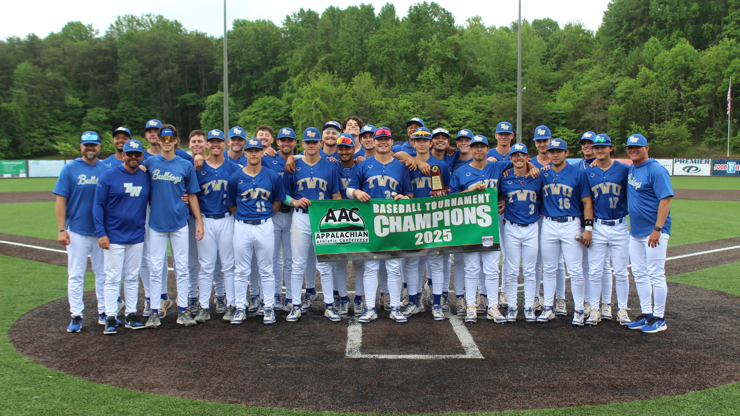Baseball Wins 16th AAC Tournament Title