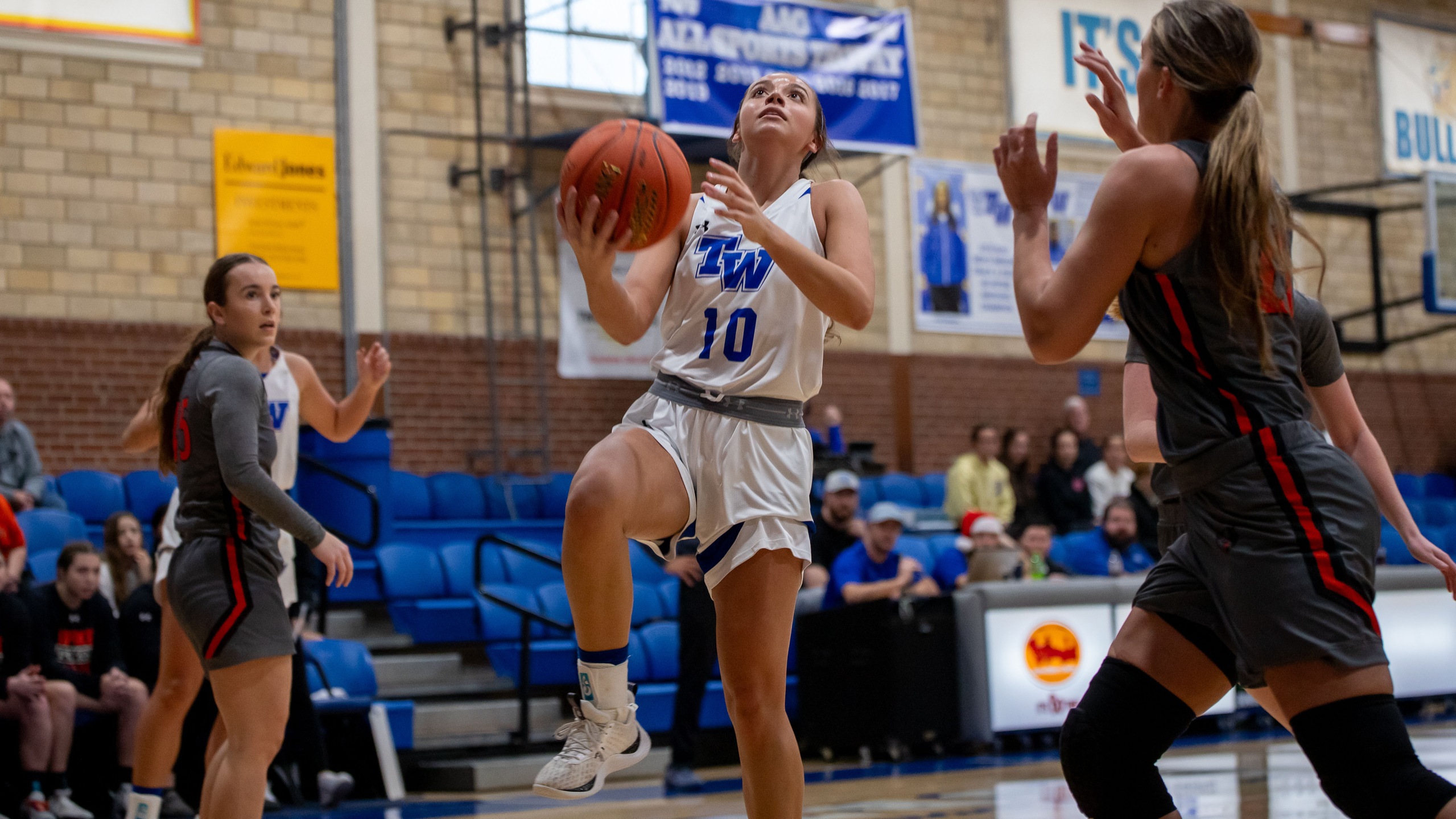 Women's Basketball Wins on Road Against Columbia