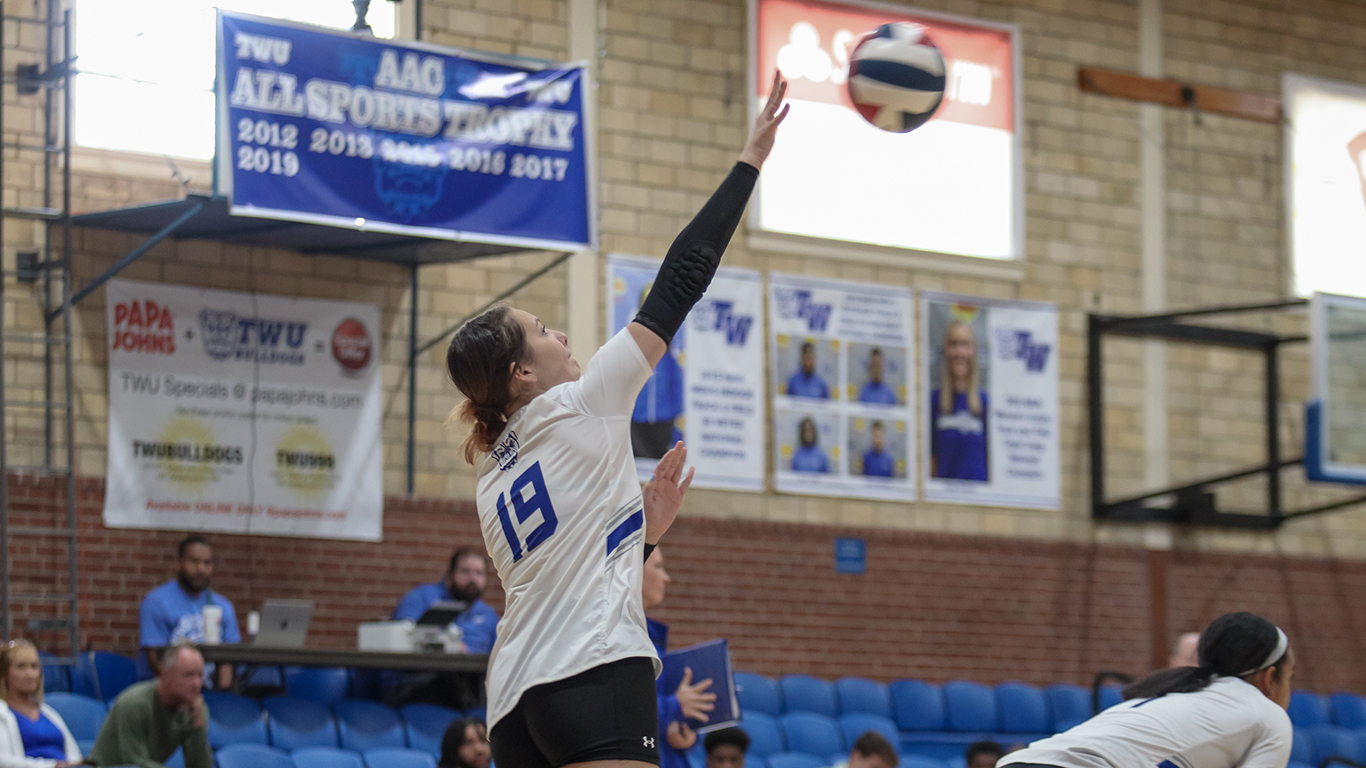 Volleyball Drops Match Against Johnson