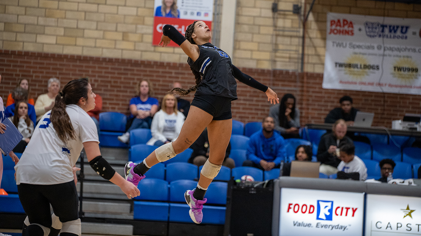 Volleyball Falls in Thriller Against Union